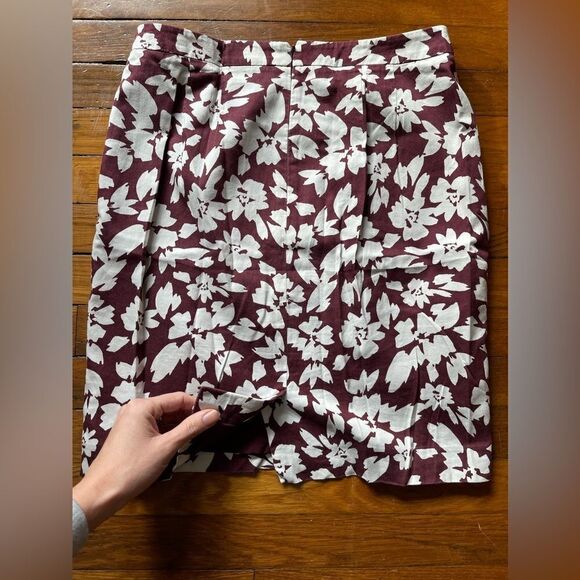 LOFT size 4 floral maroon and white pencil skirt - Picture 7 of 9